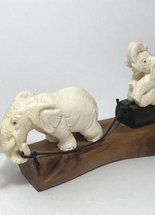 Авторська фігурка статуетка "слон катає слоненя" з бивня мамонта