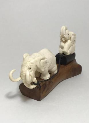 Авторська фігурка статуетка "слон катає слоненя" з бивня мамонта2 фото