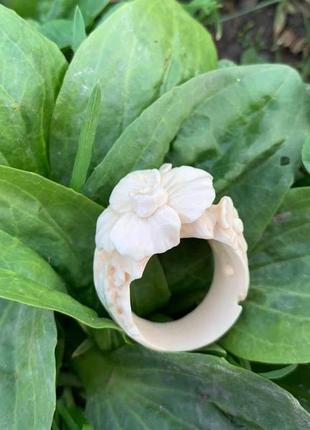 Кольцо из бивня мамонта, перстень "цветы" из бивня мамонта, украшение "цветок", украшения из кости4 фото