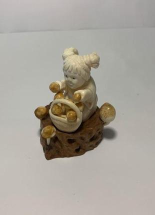 Авторська фігурка статуетка "дівчинка грибник" з бивня мамонта2 фото