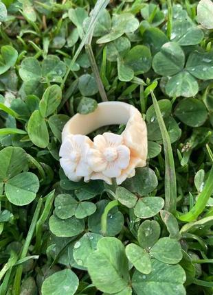 Кольцо из бивня мамонта, перстень "цветы" из бивня мамонта, украшение "цветок", украшения из кости1 фото