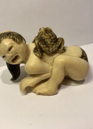 Авторська статуетка фігурка "дівчина гейша з жабою" з бивня мамонту