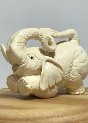 Авторська статуетка фігурка "слон ріжиться" з бивня мамонту