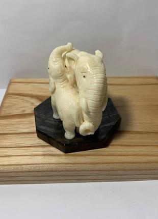 Авторська статуетка фігурка "слон і слоненя" з кістки5 фото