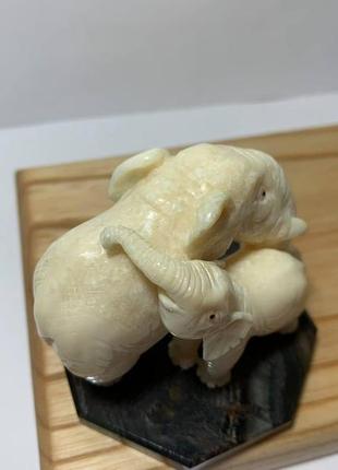 Авторська статуетка фігурка "слон і слоненя" з кістки4 фото