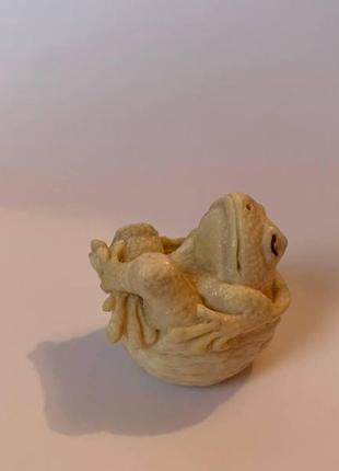 Авторская статуэтка фигурка "жаба в ореховой скарлупе" из рога4 фото