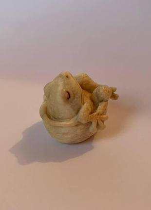 Авторская статуэтка фигурка "жаба в ореховой скарлупе" из рога8 фото