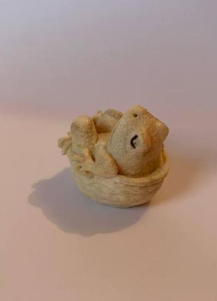 Авторская статуэтка фигурка "жаба в ореховой скарлупе" из рога2 фото