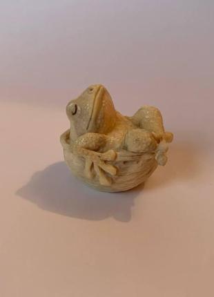 Авторська статуетка фігурка "жаба у горіховій шкаралупі" з рогу