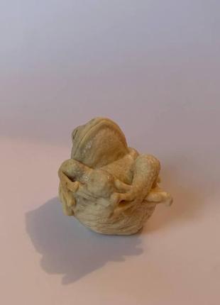 Авторская статуэтка фигурка "жаба в ореховой скарлупе" из рога5 фото