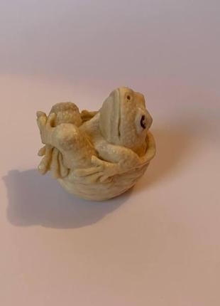 Авторская статуэтка фигурка "жаба в ореховой скарлупе" из рога6 фото