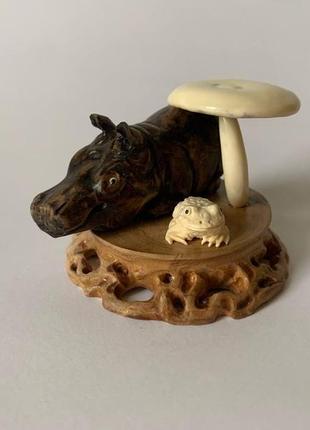 Авторская статуэтка фигурка "бегемот и лягушка под грибочком" из дерева и кости