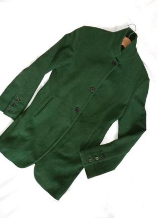 Стильное зеленое яркое пальто strenesse