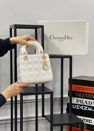 Сумка стьобана біла жіноча в стилі christian dior мінідусі сумка кришталевий діор крос-боді