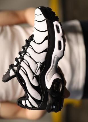 Шикарные, мужские, белые, спортивные кроссовки nike air max plus tn black white