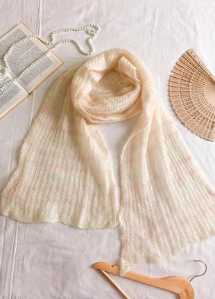 Ніжний шарф молочного кольору з мохера