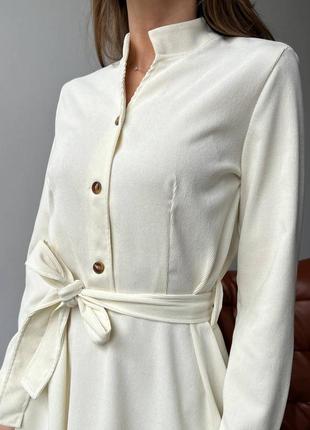 Женское платье миди белое молочное с поясом вельветовое на пуговицах нарядное весеннее демисезонное3 фото