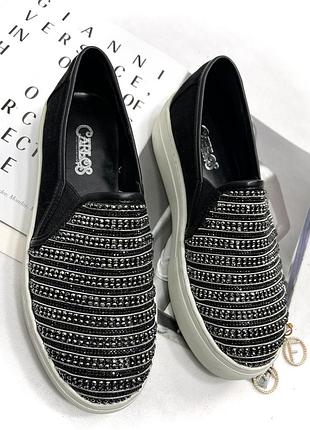 Сверкающие брендовые слипоны на платформе стразы черные сваровски