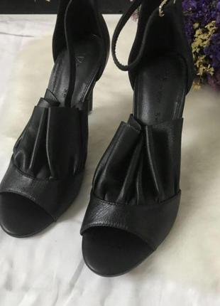 Туфлі босоніжки чорні шкіряні