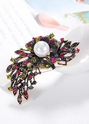 Оригинальная брошь шпилька в разноцветных камнях с жемчужиной золотистая