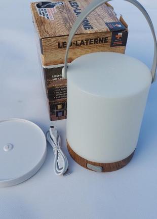 Світлодіодний led ліхтар з зарядною станцією.