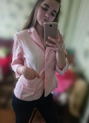 Ніжно-рожевий піджак з мікровельвета.