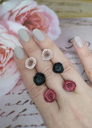 Набор сережек гвоздиков розочки трех цветов