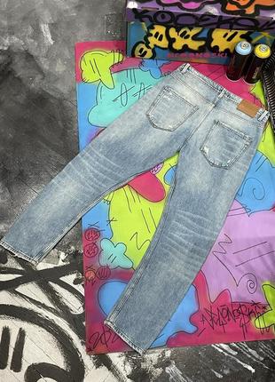 Щільні джинси з фабричними потертостями та дірками3 фото