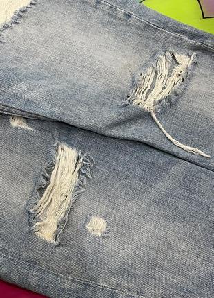Плотные джинсы с фабричными потертостями и дырками9 фото