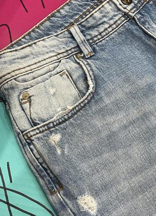 Щільні джинси з фабричними потертостями та дірками10 фото