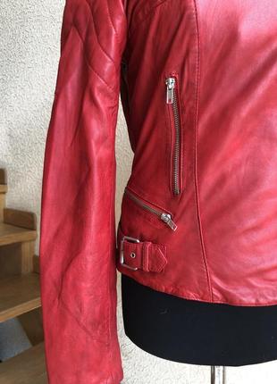 Кожаная куртка косуха от бренда closed, красная в идеальном состоянии.5 фото