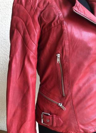 Кожаная куртка косуха от бренда closed, красная в идеальном состоянии.3 фото