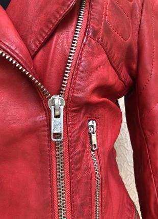 Кожаная куртка косуха от бренда closed, красная в идеальном состоянии.4 фото
