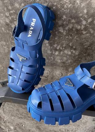 Женские яркие массивные босоножки сандалии на тракторной высокой платформе синие голубые в стиле прада7 фото