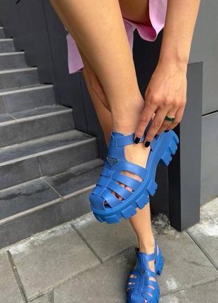 Женские яркие массивные босоножки сандалии на тракторной высокой платформе синие голубые в стиле прада3 фото