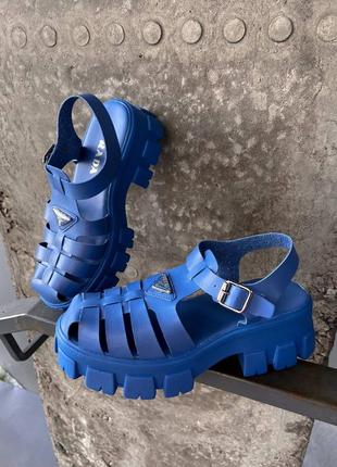 Женские яркие массивные босоножки сандалии на тракторной высокой платформе синие голубые в стиле прада1 фото