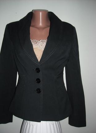 Пиджак next черный с декором в виде белой продежки