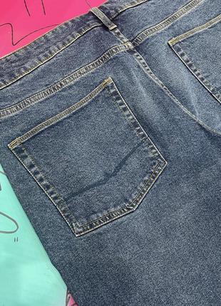 Зауженные стрейч джинсы с фабричными дырками на коленях3 фото