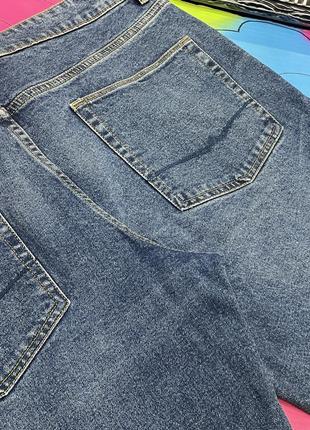 Зауженные стрейч джинсы с фабричными дырками на коленях5 фото