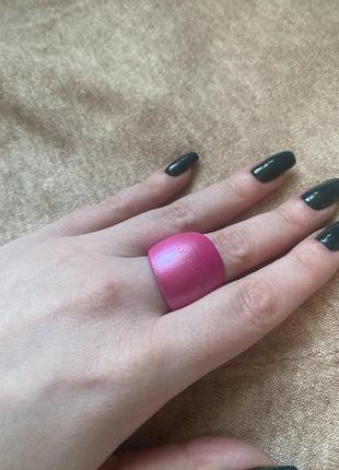 Розовое большое кольцо , дерево