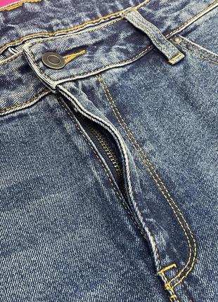 Зауженные стрейч джинсы с фабричными дырками на коленях8 фото