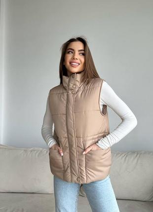 ‼️отримали‼️
жилетка з коміром на кнопках 
арт 0116 март
кольори : чорний, бежевий, молочний
розмір  : 42, 44, 46 
наповнювач : силікон 200