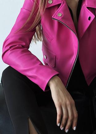 Яркая укороченная куртка косуза с эко кожи цвета фуксия6 фото