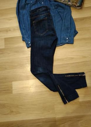 Стильные джинсы с высокой посадкой молнии внизу без дефектов8 фото