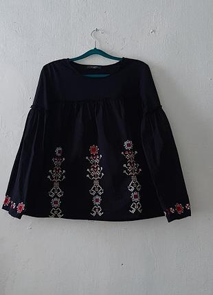 Натуральна блуза з вишивкою цікавого крою