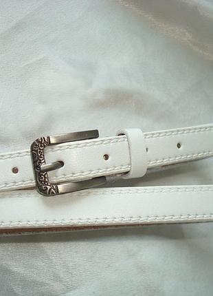 Узкий белый кожаный ремень