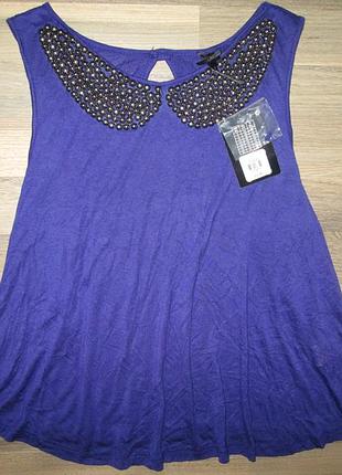 Красива футболка з коміром з намистин