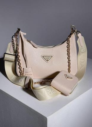 Сумка в стилі  prada re-edition 2005 cream saffiano leather bag