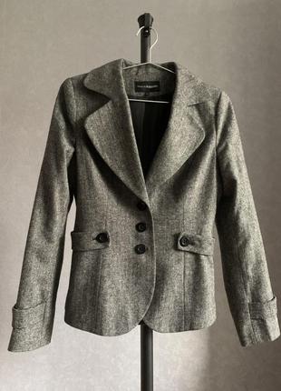 Легкий и теплый, приталенный пиджак, в составе шерсть, размер 362 фото