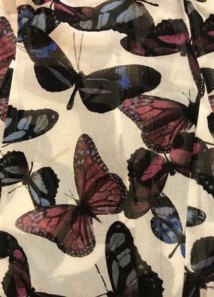 Очень красивая и стильная брендовая блузка в бабочках.5 фото